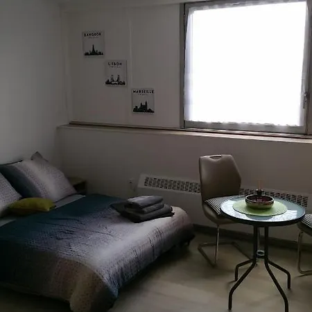 Studio-apartment, Zentral Gelegen Κολωνία